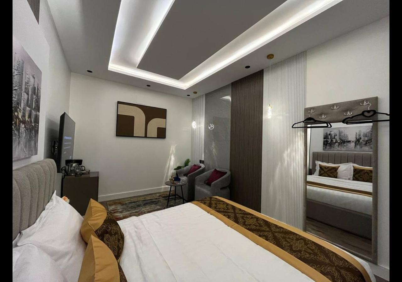 Boulevard Private And Self Entry *