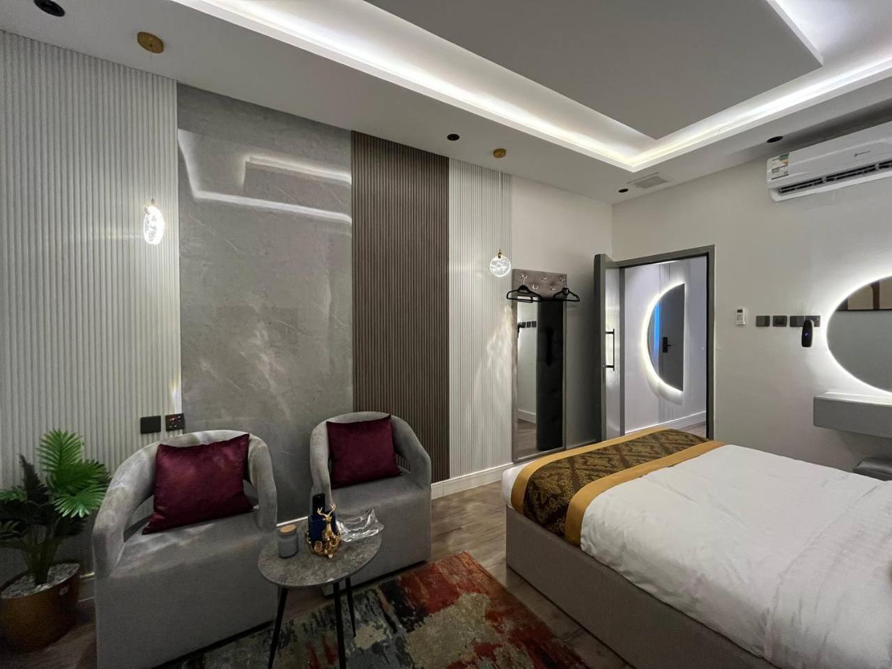 Boulevard Private And Self Entry