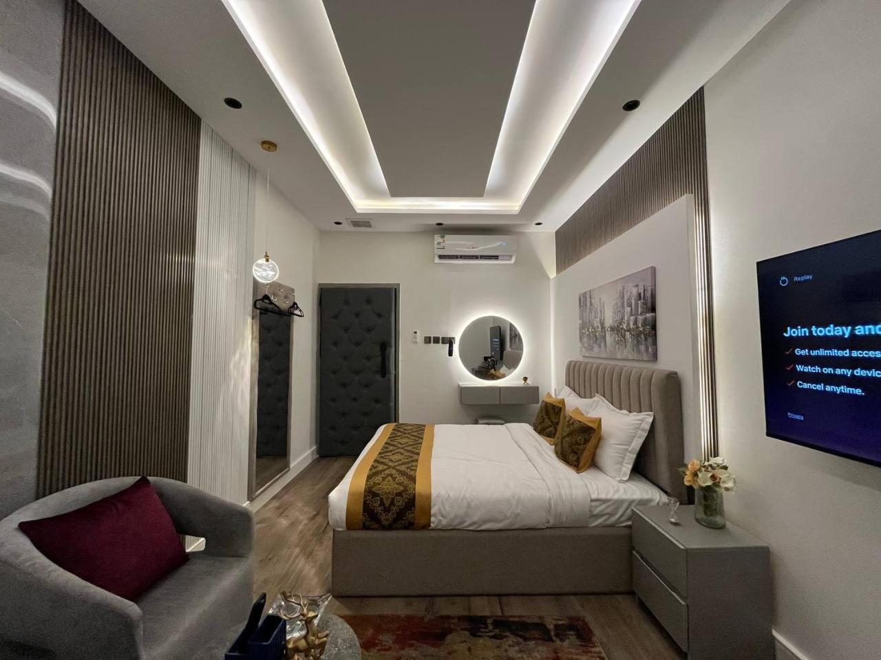 Boulevard Private And Self Entry